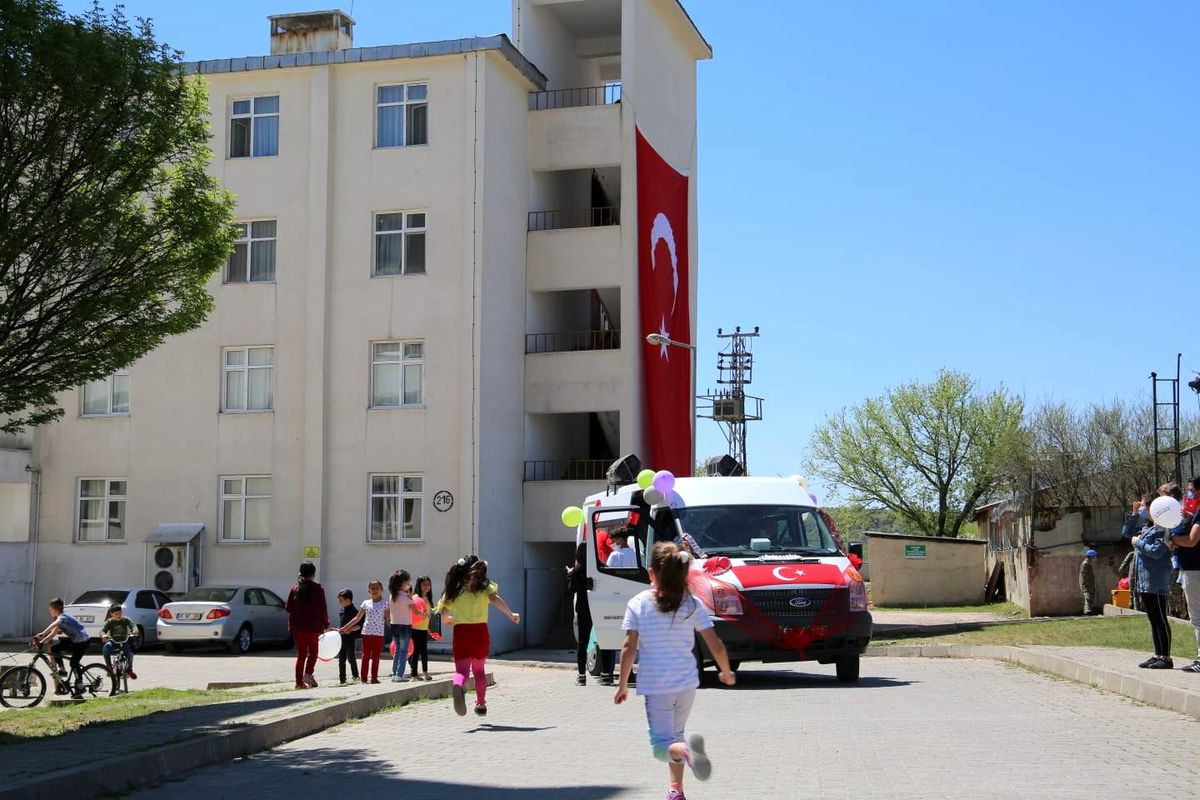 Son Dakika | Tunceli\'de çocukların bayramı şenlik aracı ile kutlandı