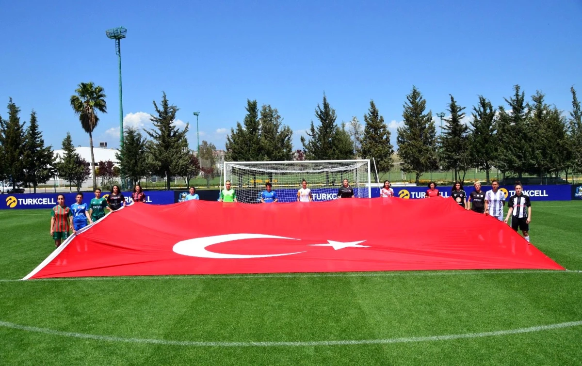 Turkcell Kadın Futbol Ligi Sağlık Çalışanları Sezonu\'nda 23 Nisan coşkusu