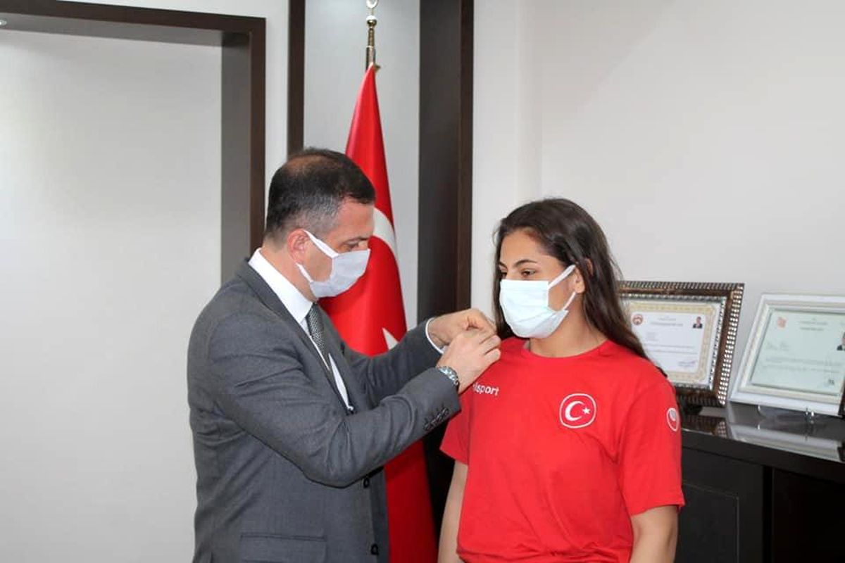 Türkiye Şampiyonu Sarı, Kaymakam Gürçam tarafından ödüllendirildi