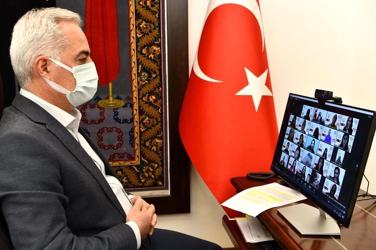 Vali Seymenoğlu 23 Nisan coşkusunu Türk ve Rumen öğrencilerle paylaştı
