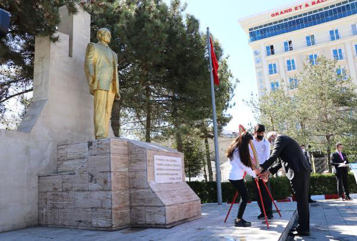 Van\'da 23 Nisan\'ı kutlayan öğrenciler: Eski bayramları özledik