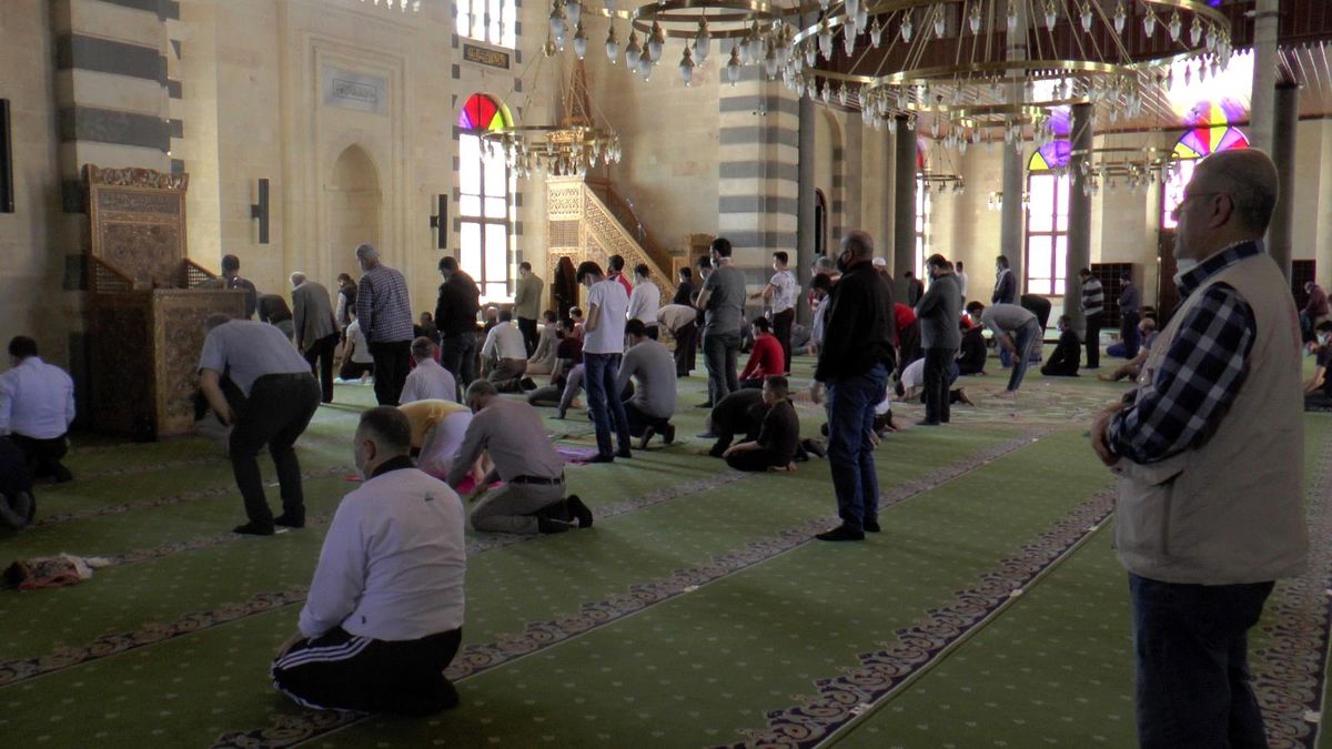 Vatandaşlar cuma namazını camide kıldı