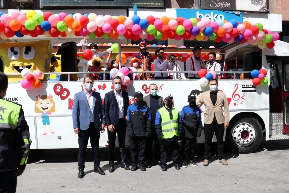 Yalova\'da çocuklara 23 Nisan otobüsü sürprizi