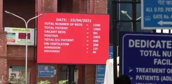 YENİ DELHİ - Hindistan'daki hastanelerde oksijen tüpü ve boş yatak sıkıntısı