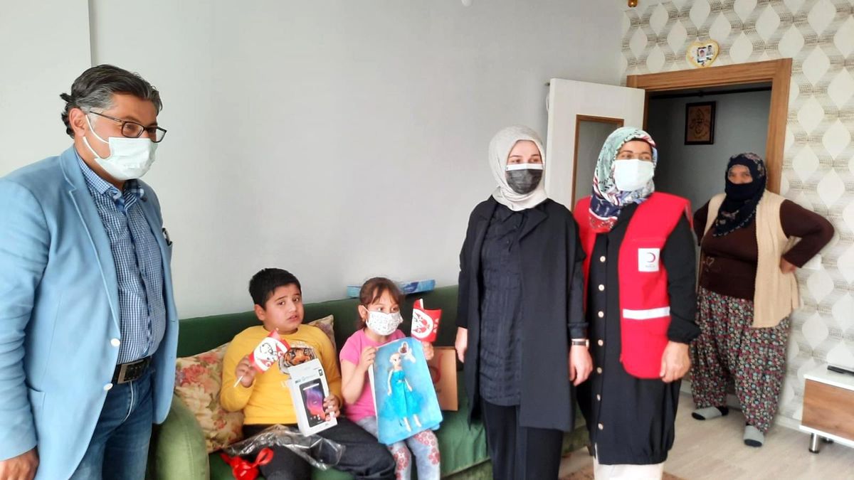 Yeşilyurt Kızılay, 23 Nisan\'da çocukları unutmadı
