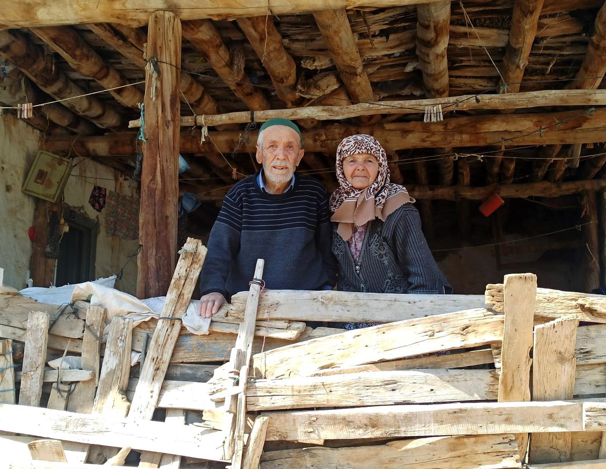 72 yıldır aynı yastığa baş koyan çiftin mutluluk sırrı: Sevgi ve saygı