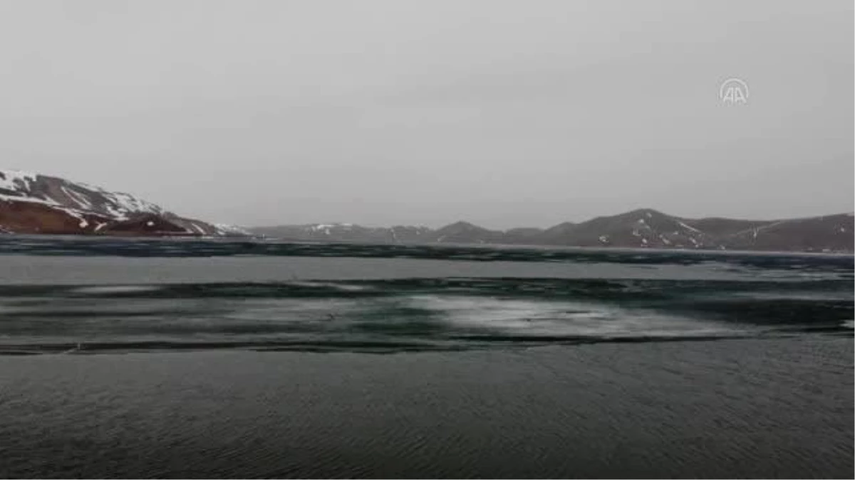 Buzla kaplı doğa harikası Balık Gölü çözülmeye başladı