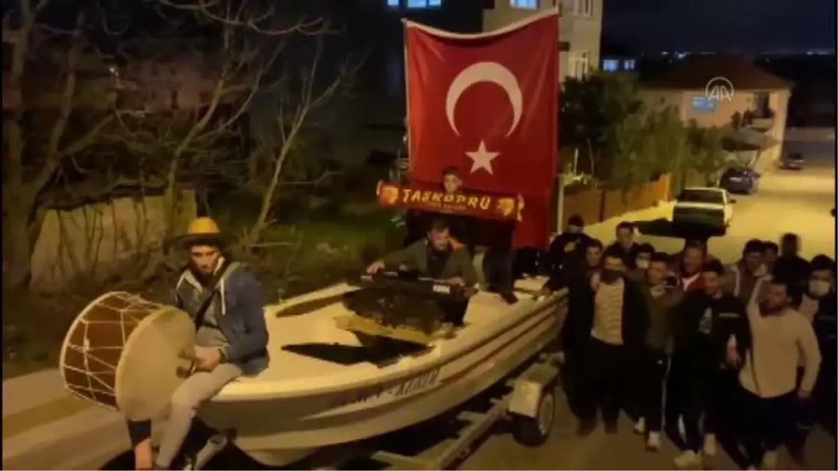 Davulculardan renkli sahur manzaraları