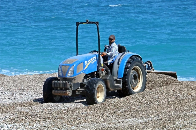 Dünyaca ünlü sahil traktörlerle tarla gibi sürülüp sezona hazırlanıyor