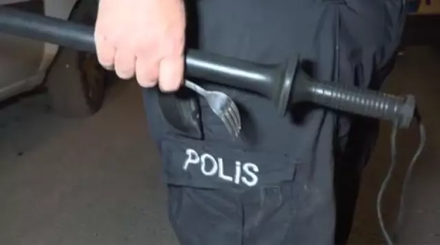 �nce k�z arkada��na sald�rd�, ard�ndan arayan giren kom�usunun y�z�n� �atalla par�alad�