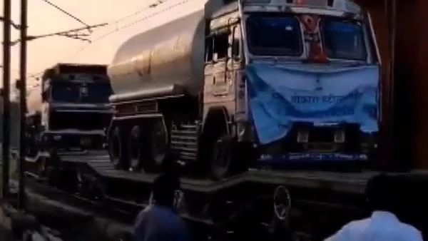 Hindistan'da oksijen krizi: Oksijen tankları trenlerle taşınıyor