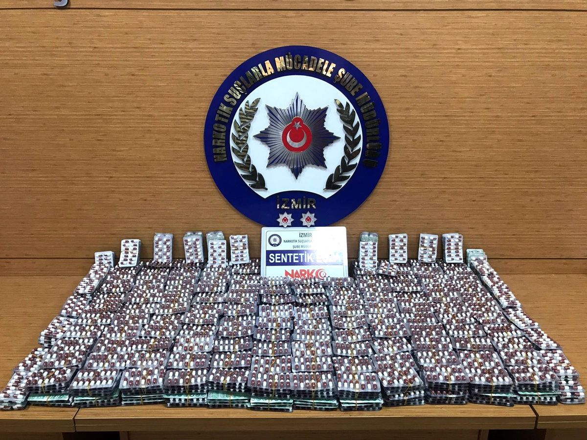 İzmir\'de 35 bin adet sentetik ecza maddesi ele geçirildi
