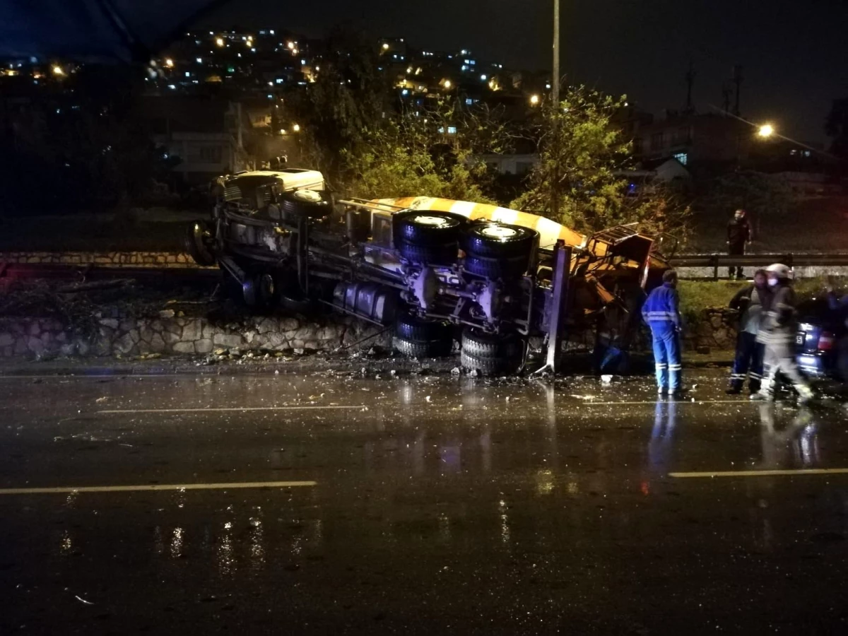 İzmir\'de sürücüsünün kontrolünden çıkan beton mikseri devrildi