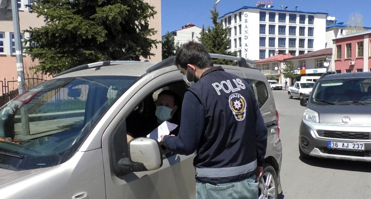 Kars\'ta izinsiz sokağa çıkan 23 kişiye ceza kesildi