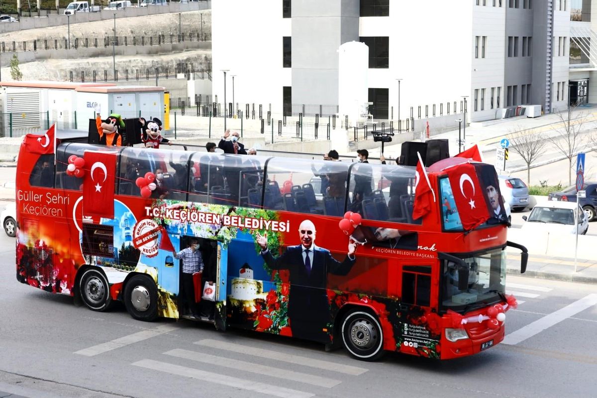 Keçiören\'de üstü açık otobüsle 23 Nisan coşkusu