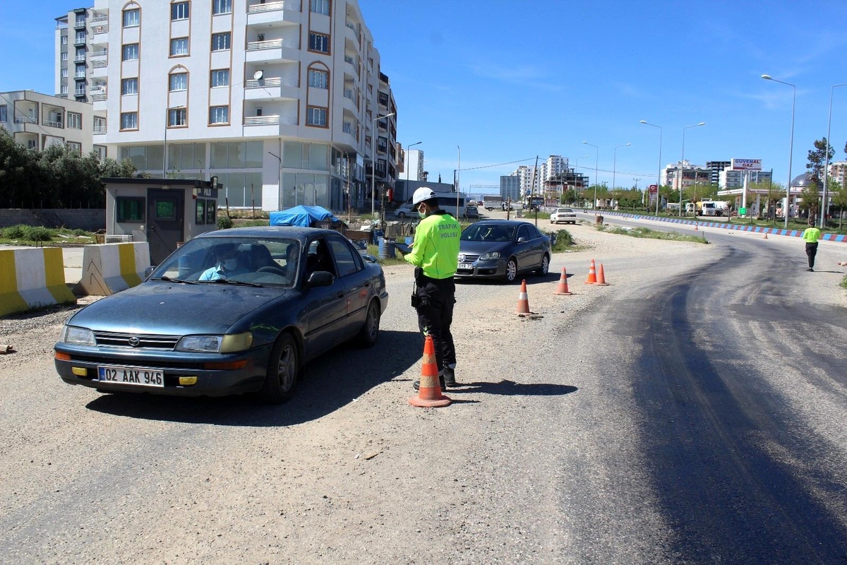 Kısıtlamanın ikinci gününde denetimler sürüyor