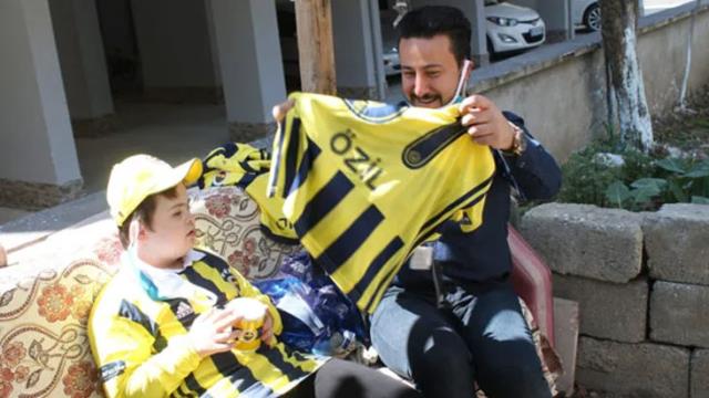 Mesut Özil, Amasya'da yaşayan 10 yaşındaki down sendromlu minik Efe'ye imzalı forma ve hediyeler gönderdi