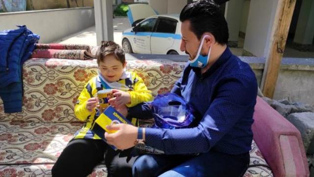 Mesut Özil, Amasya'da yaşayan 10 yaşındaki down sendromlu minik Efe'ye imzalı forma ve hediyeler gönderdi