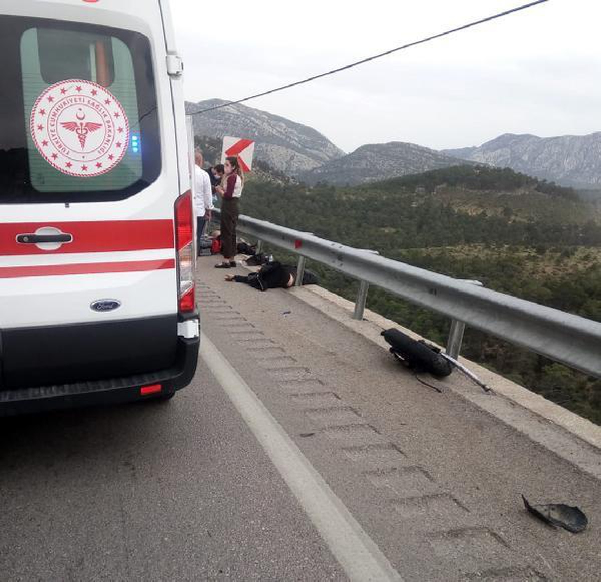 Motosiklet bariyerlere çarptı: 2 ölü