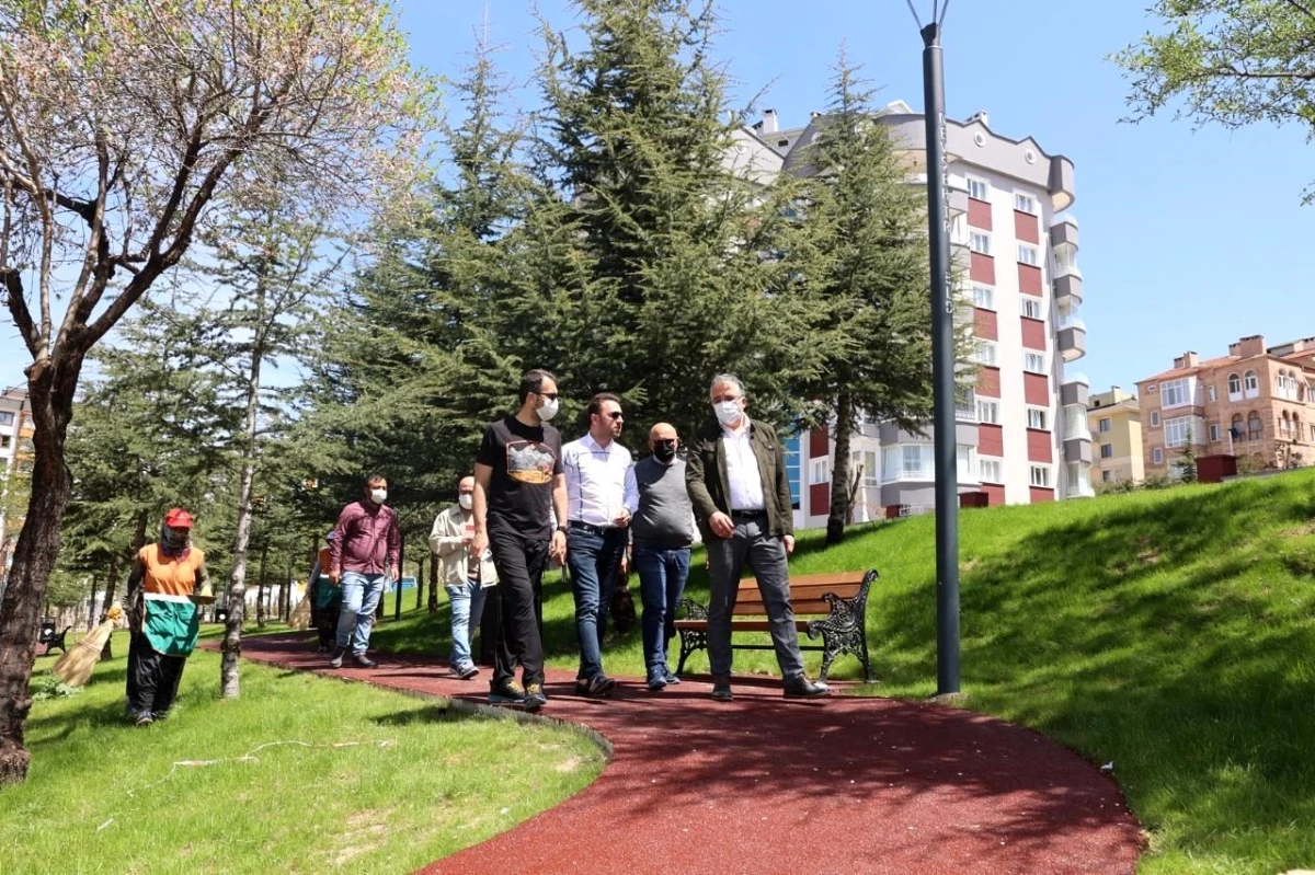 Nevşehir Belediyesi yeni park ve çocuklar için suni çim saha yapıyor