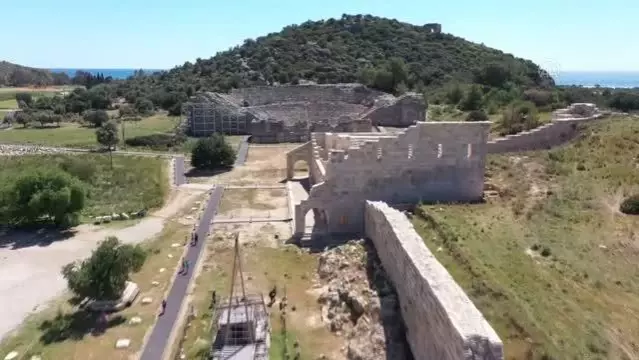 Patara'nın deniz feneri taş hastanesi nde cerrah titizliğinde güçlendirilen kendi taşlarıyla yükseliyor