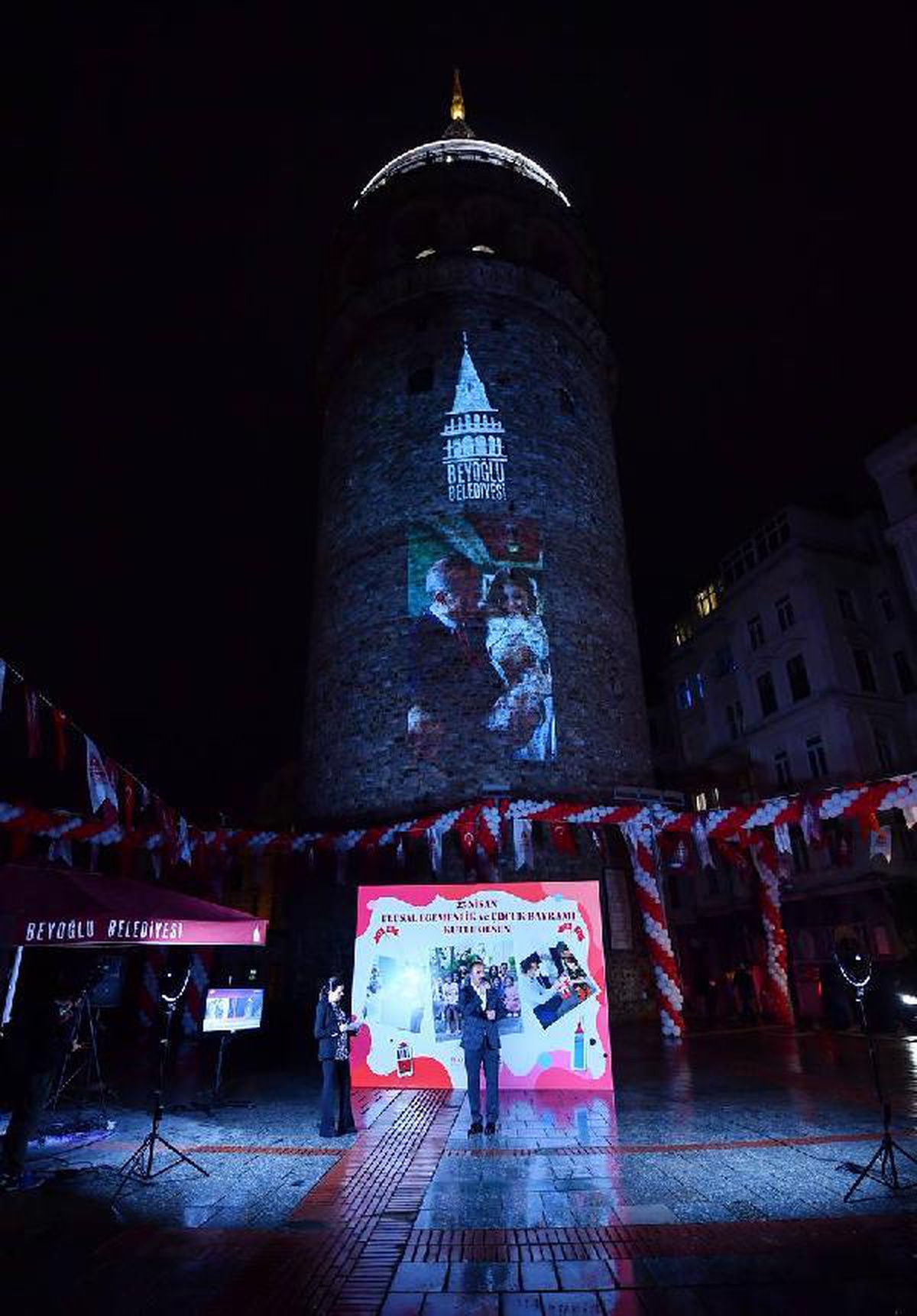 Son dakika haberleri: Tarihi Galata Kulesi 23 Nisan\'da çocukların fotoğraflarıyla renklendi