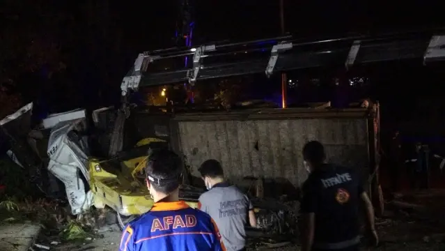 Son dakika haber! 4 kişinin can verdiği kazada hasar gören araçlar vinç ile kaldırıldı Son dakika haber! 4 kişinin can verdiği kazada hasar gören araçlar vinç ile kaldırıldı