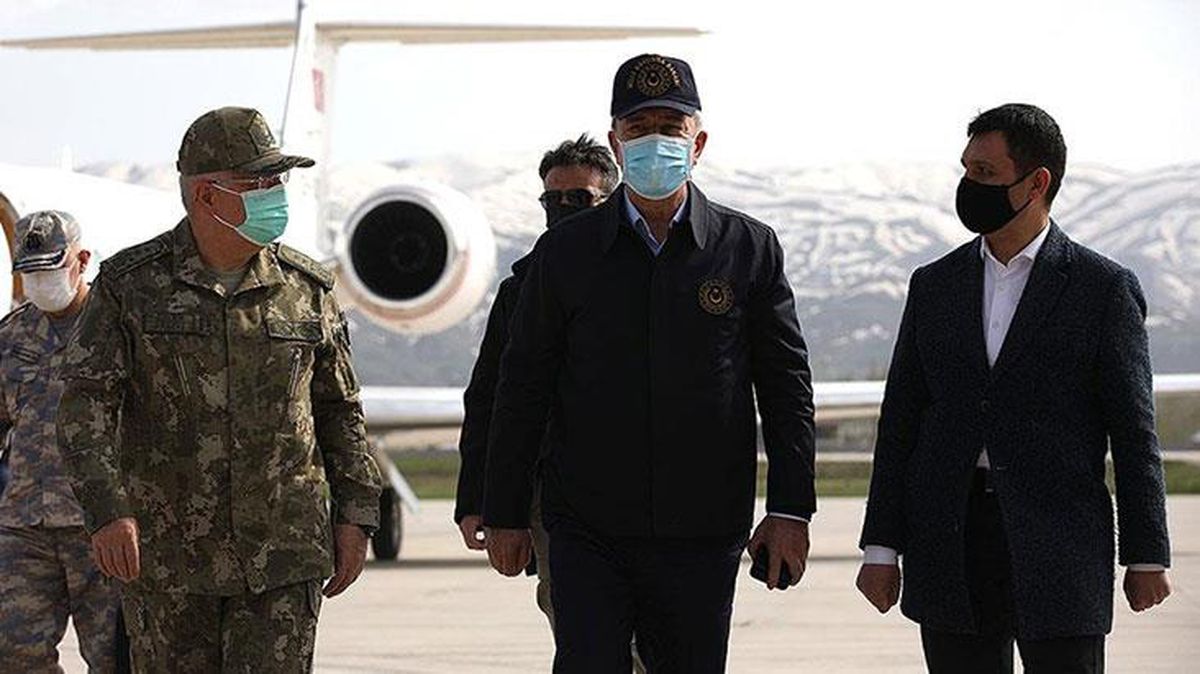 Bakan Akar ve TSK komuta kademesi sınır hattında Pençe-Yıldırım Operasyonu\'nun harekat merkezini ziyaret etti
