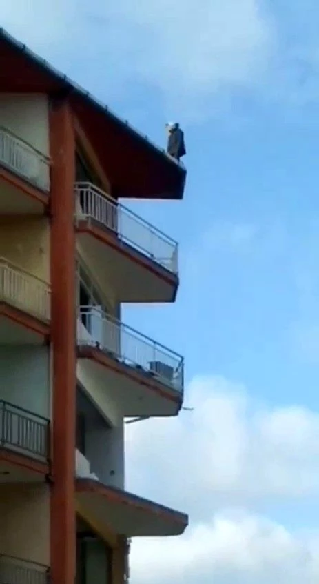 5 katlı binadan atlayan şahsın görüntüleri anbean kameraya yansıdı