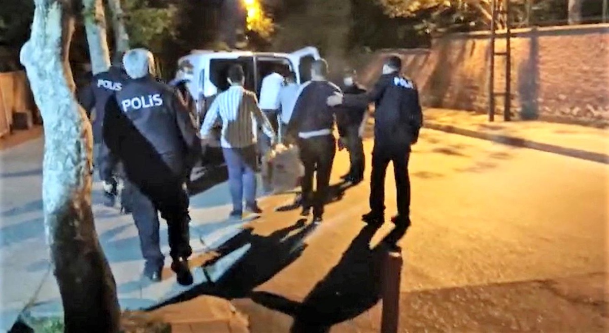 Baharatçının deposuna girmek isteyen 4 kişi tutuklandı