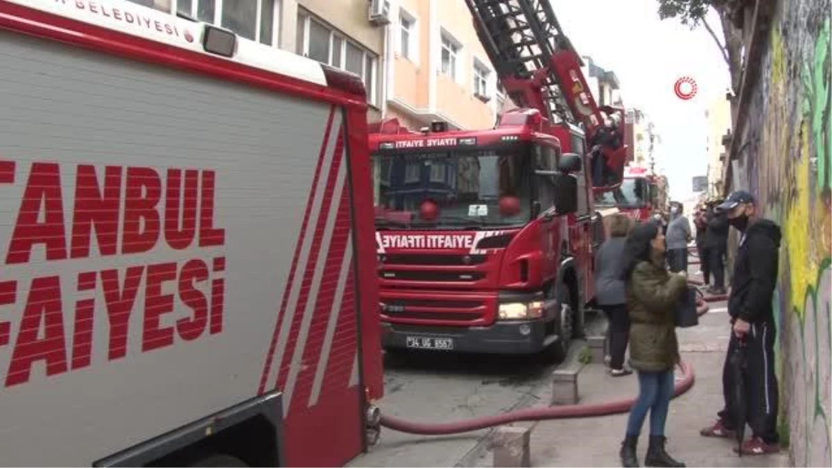 Son dakika haberleri | Beyoğlu\'nda korkutan yangın: Dumandan etkilenen 3 kişi hastaneye kaldırıldı