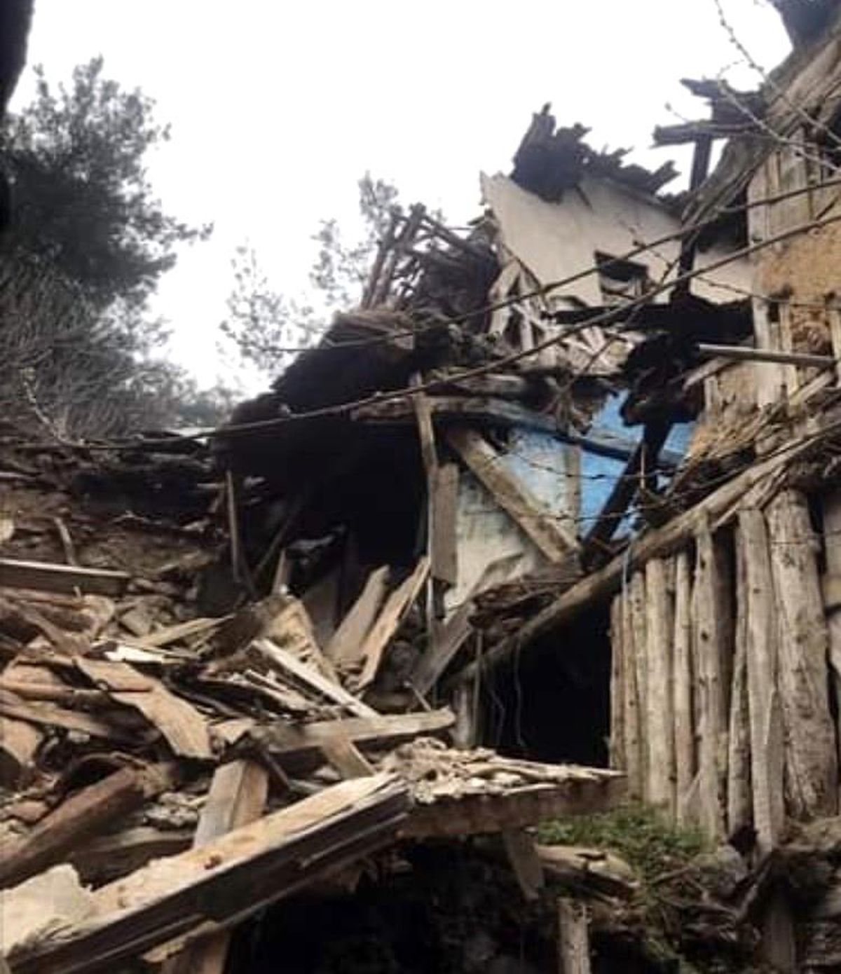 Bilecik\'te boş köy evi çöktü