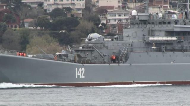 Boğaz'da dikkat çeken görüntü! Rus savaş gemisinin mürettebatı dakikalar boyunca gözlerini ayıramadı