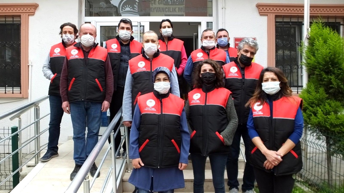 Burhaniye\'de tarım personelinin yeni kıyafetleri beğenildi