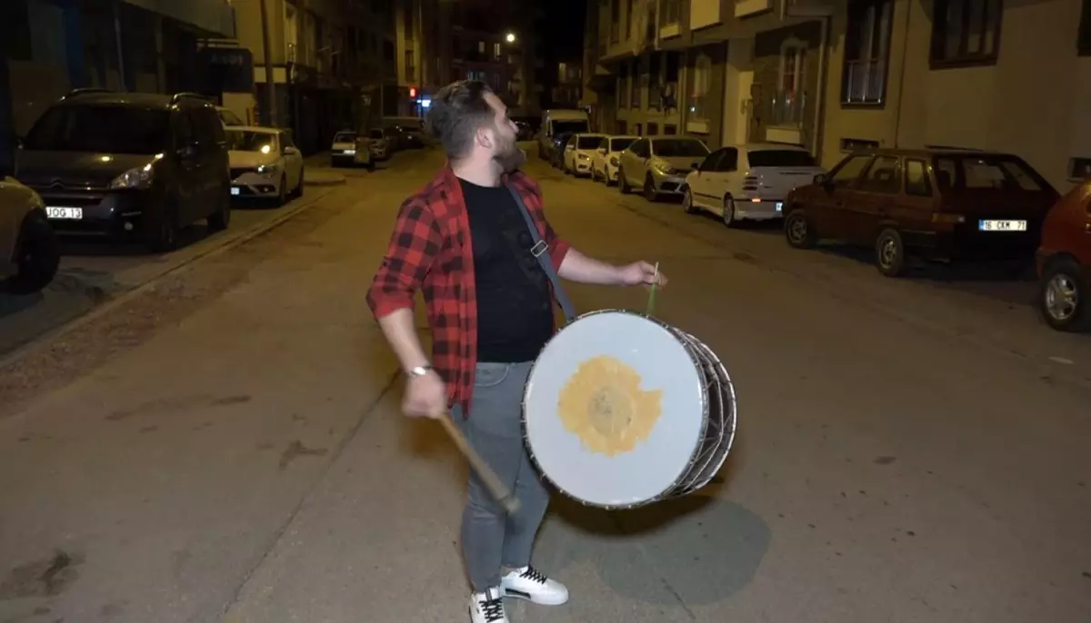 Bursa\'da ramazan davulcusundan mahalleliye resital
