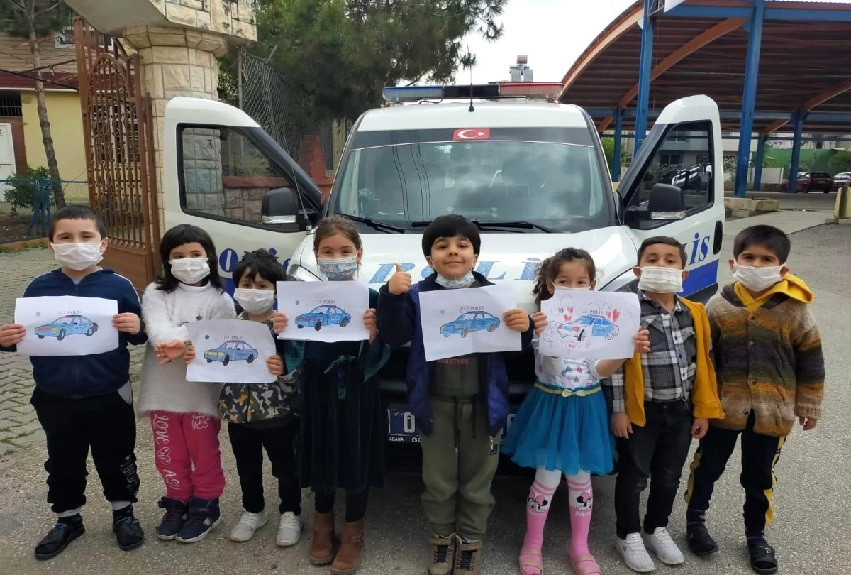 Çocuklar polis aracının önünü keserek sevgilerini gösterdi