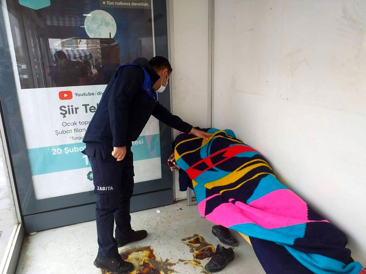 Diyarbakır\'da sokaklarda kalan 144 kişi otellere yerleştirildi
