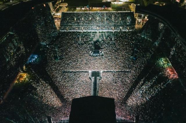 Dünya kapanmayı tartışırken bir ülke işi bitirdi bile! 50 bin kişi yan yana konser izledi