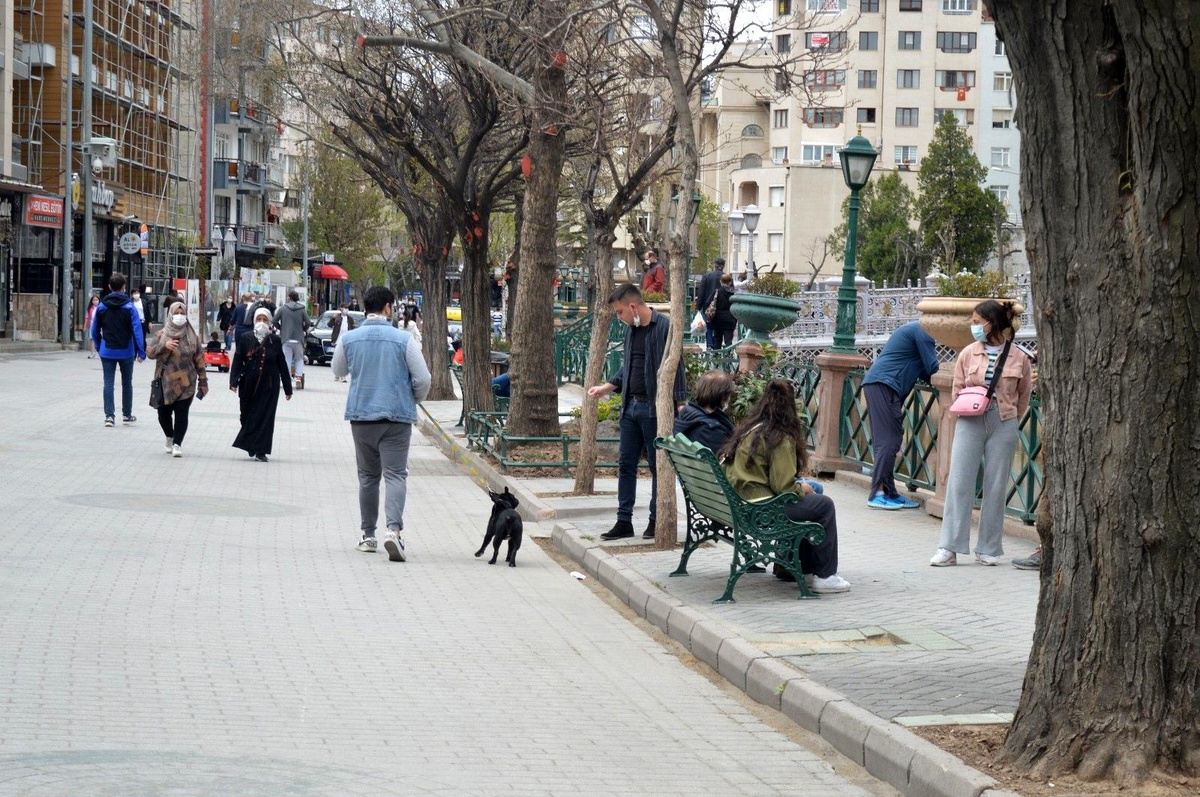 Eskişehir\'de kısıtlamayı hiçe sayanlar Porsuk Çayı kenarına akın etti
