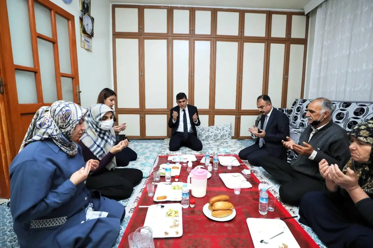 Son dakika! Fadıloğlu, şehit ailesiyle iftar yaptı