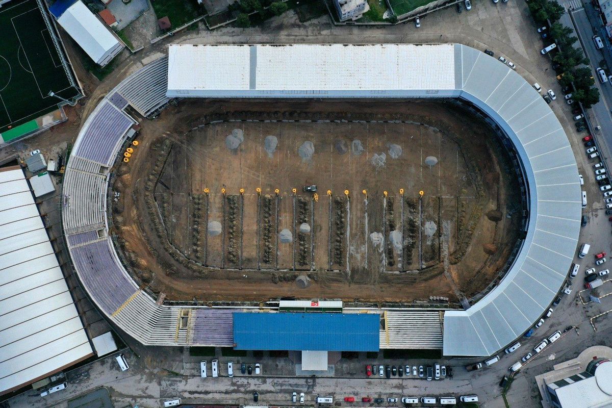 Gebze Stadı\'nın zeminine drenaj hattı döşeniyor