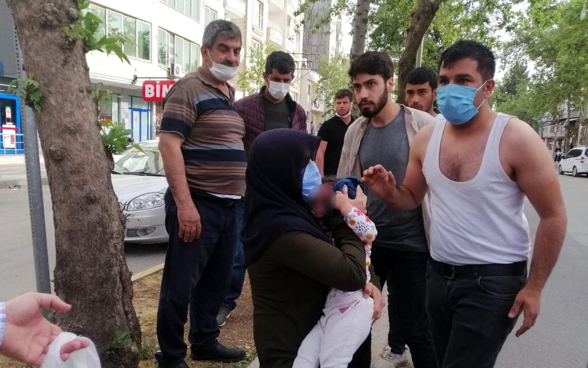 Geri manevra yapan otomobil çocuğa çarptı: 1 yaralı