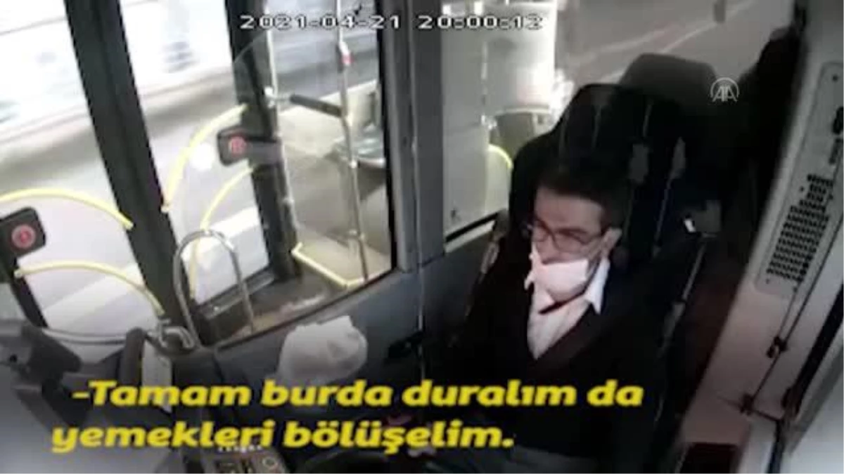 Halk otobüsü şoförünün iftar yemeğini yolcusuyla paylaşması kameraya yansıdı
