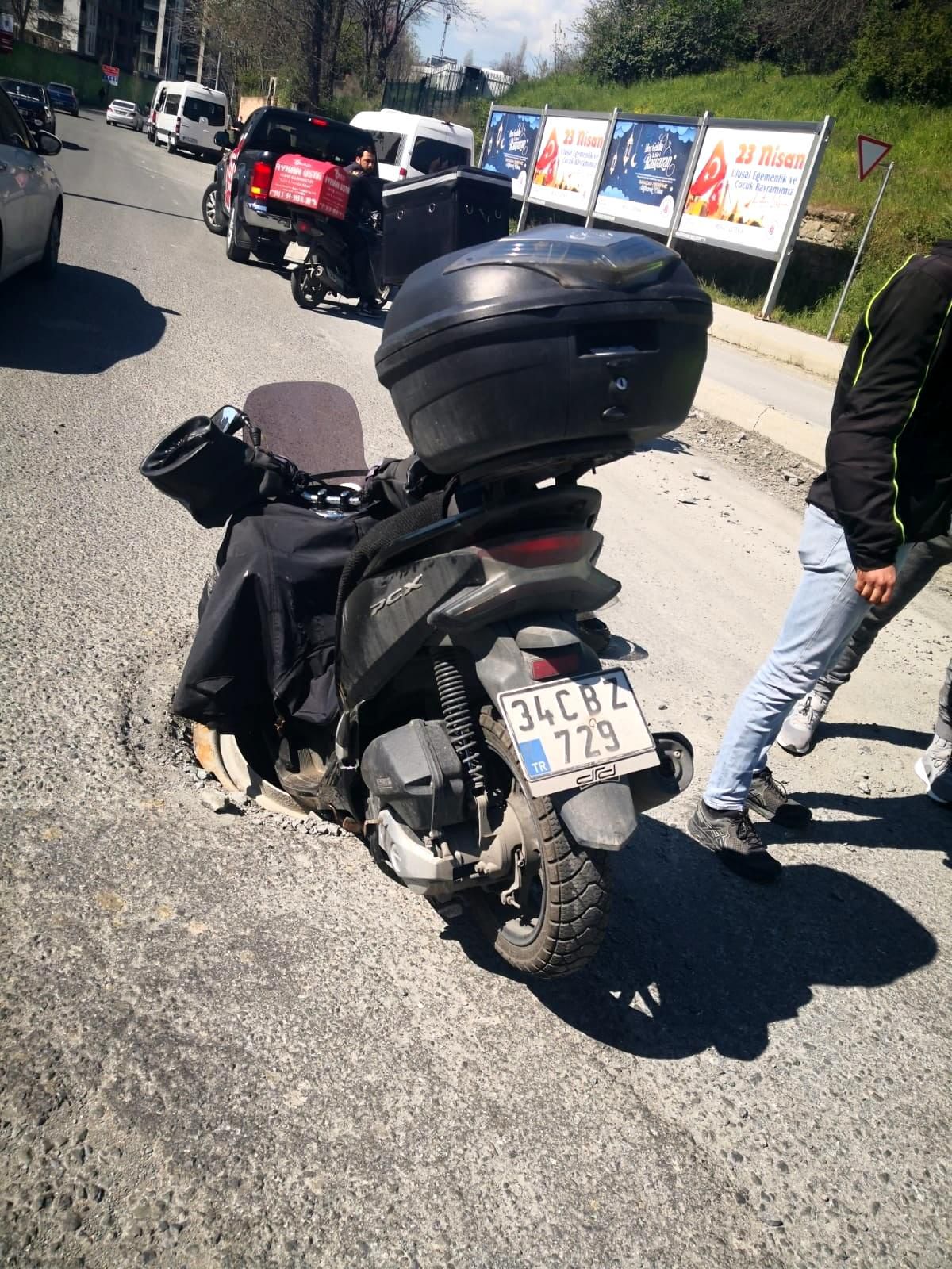 İstanbul\'da ilginç kaza: Motosikletli kurye rögara düştü