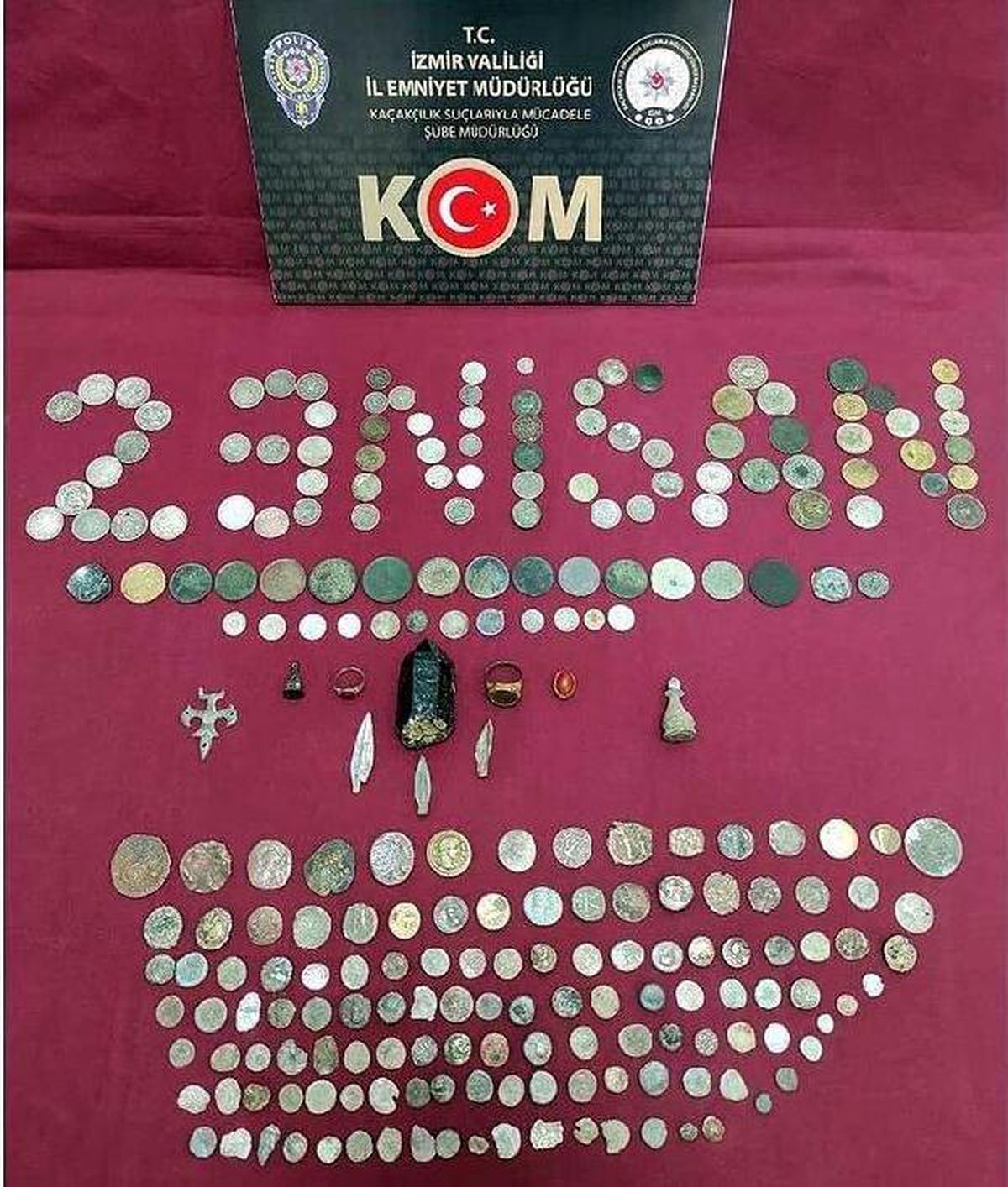 İzmir\'de 263 parça tarihi eserle yakalanan 2 kişiye gözaltı