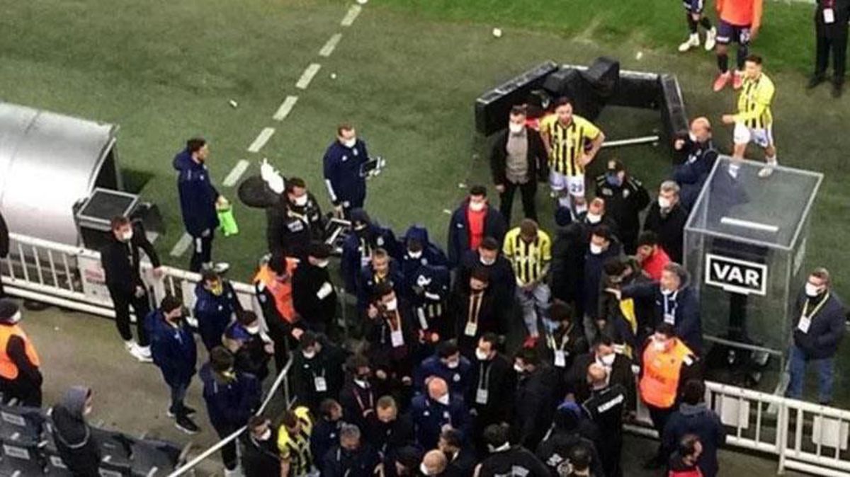 Kadıköy'de gergin anlar! Emre Belözoğlu ve Volkan Demirel, maçın bitimiyle rakiple koridorları inleten sürtüşme yaşadı