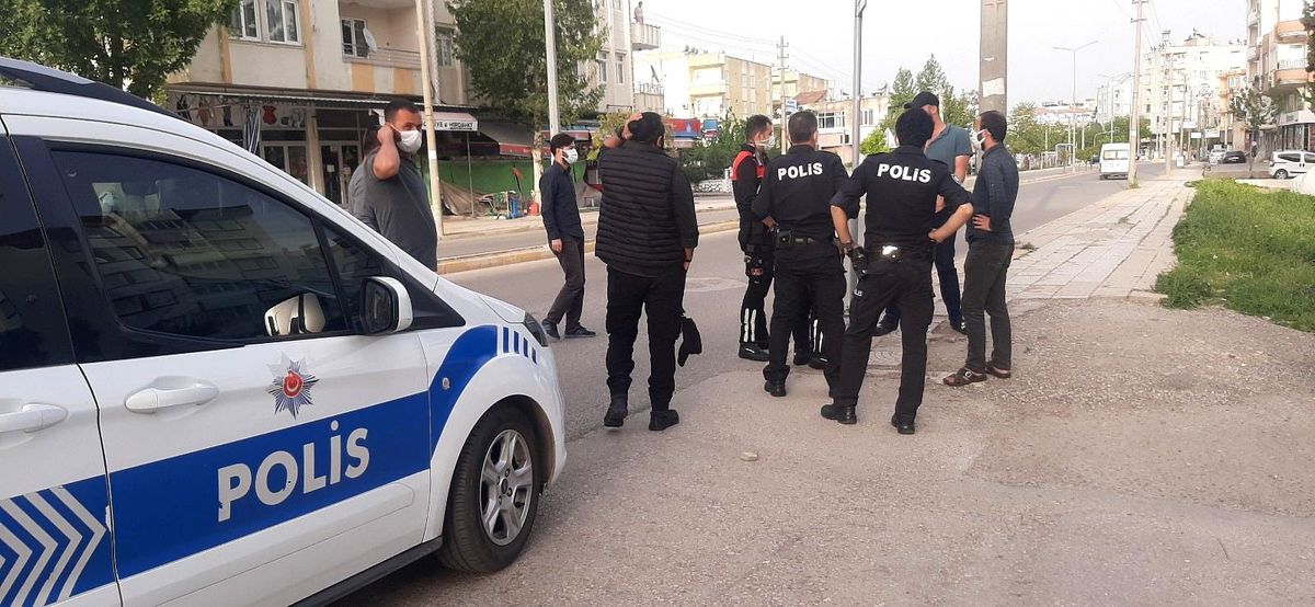 Şiddete uğrayan kadını korumak isteyen genç, saldırgan tarafından darbedildi