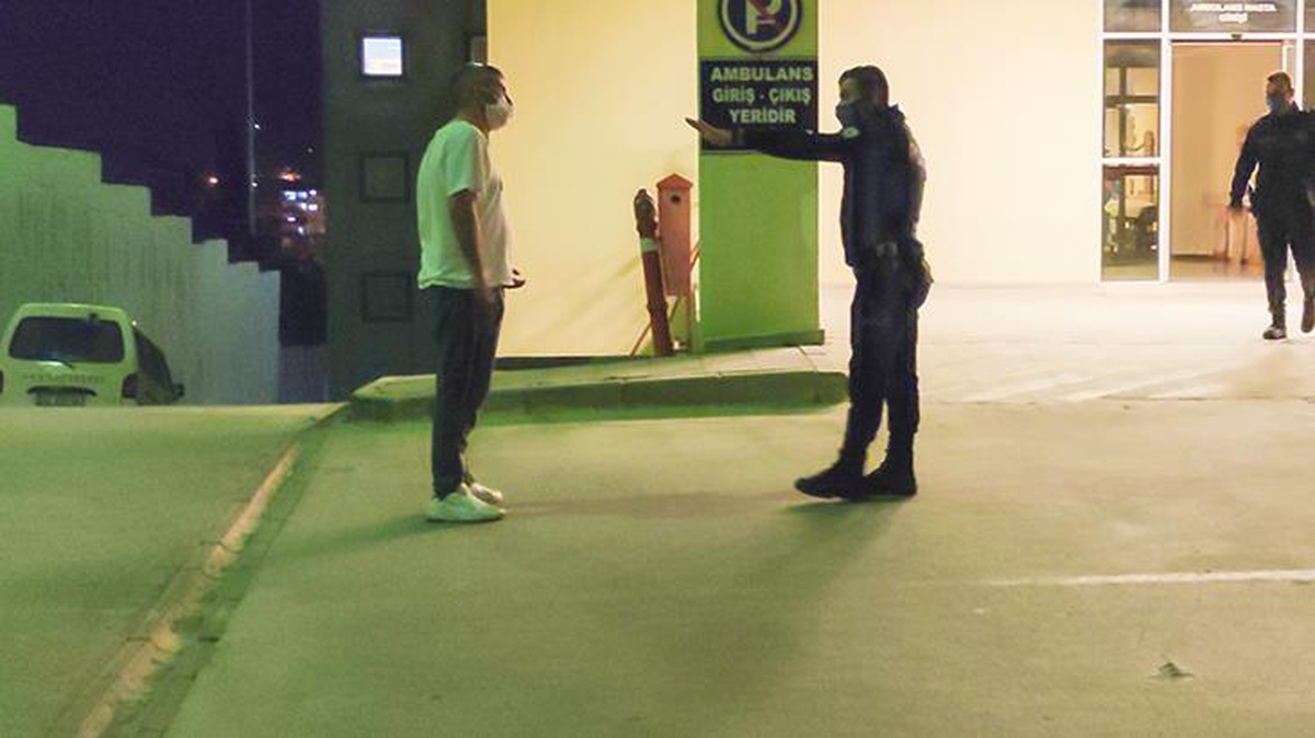 Gözaltındaki şahsın korona olduğu ortaya çıktı! Polisin yüzüne tükürüp "Korktun mu?" dedi