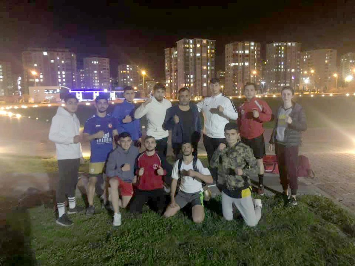 Kickboks\'ta milli sporcular iftar sonrası paraşüt alanında antrenman yaptı