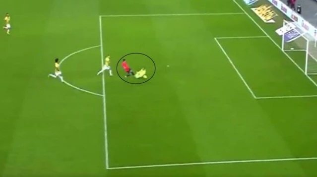 Maçın başında hatasıyla gol yediren Harun Tekin, son anlarda bir de penaltı yaptırdı